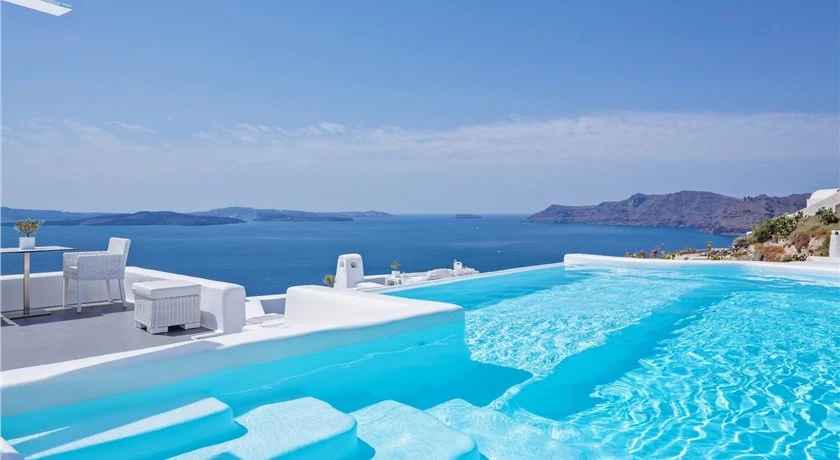 Swim-up hotel pool view